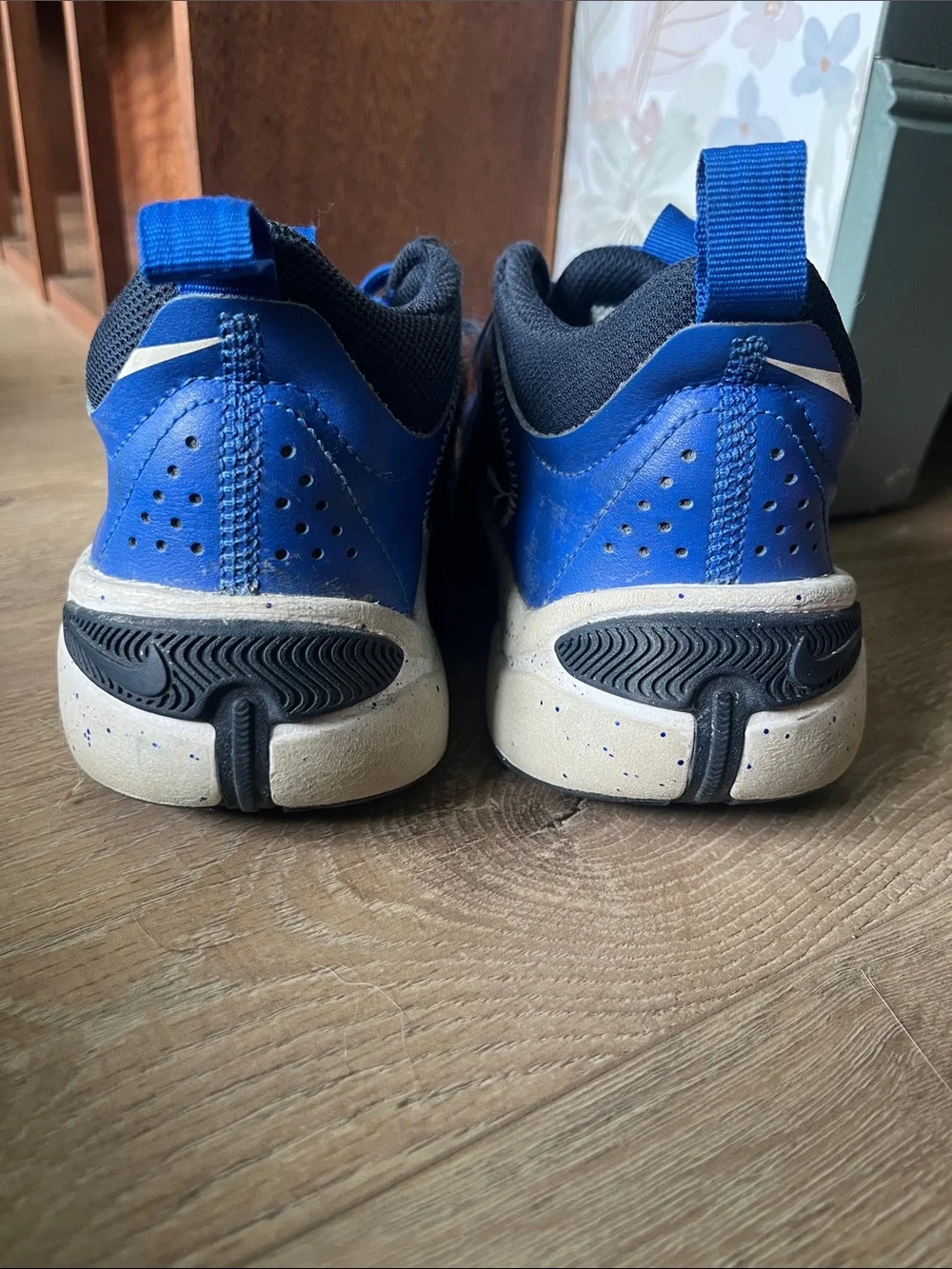 Nike Kids Blue Basketball court velcro shoes Sneakers EUC big kids 4